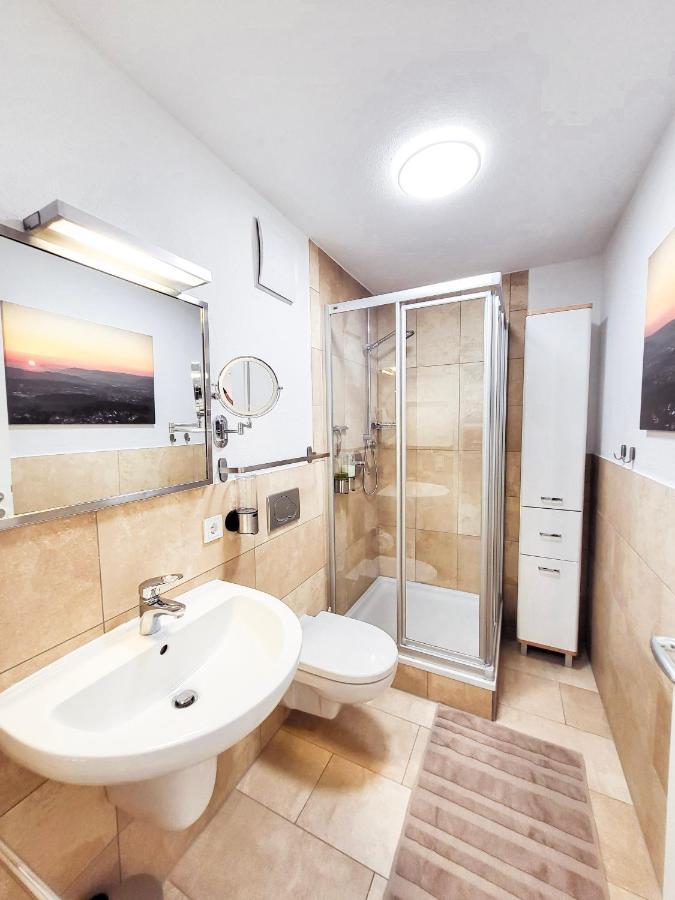Zentrale Ferienwohnung In Aalen City Mit 4-Sternen Екстериор снимка